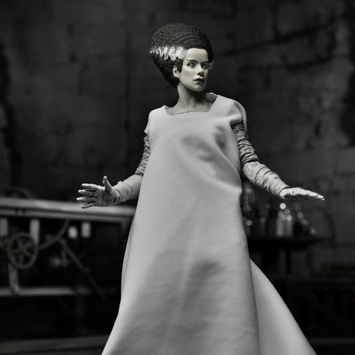 NECA Universal Monsters Ultimate Bride of Frankenstein (Black & White)
