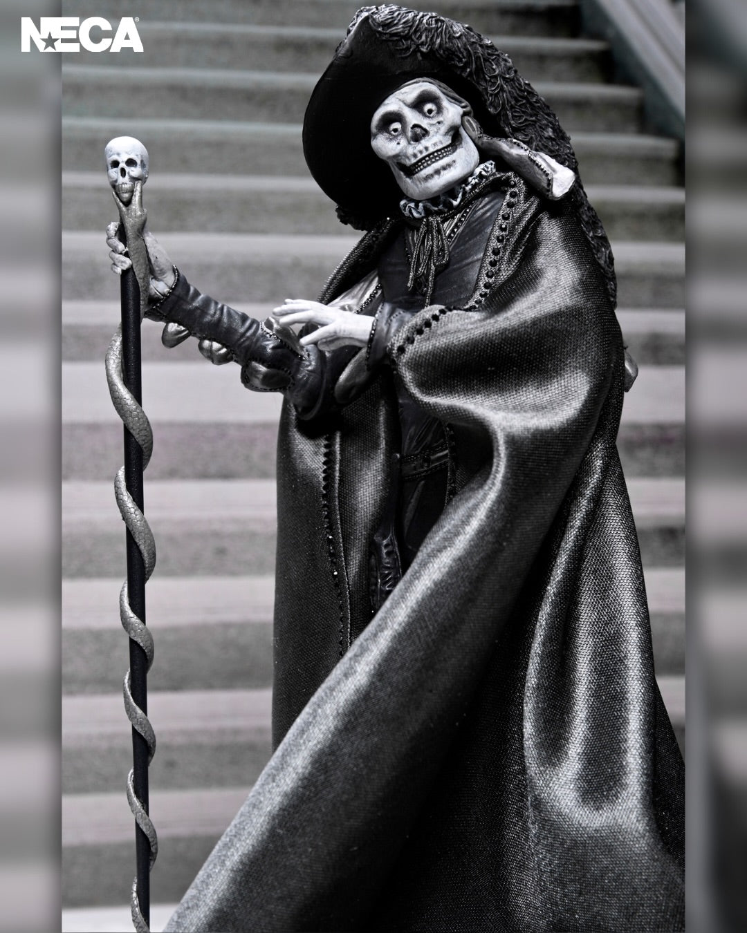 NECA Phantom Of The Opera (1925) Ultimate Phantom Of The Opera "Masque Of The Red Death" (Black & White)